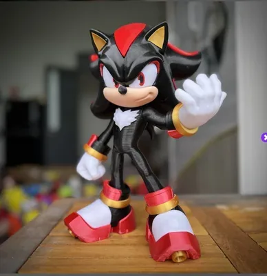 Figura colecionável preta e vermelha